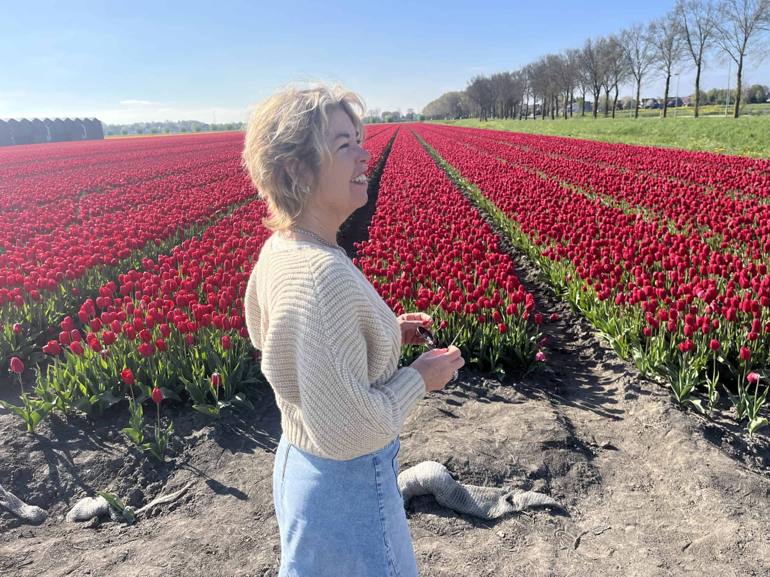 IMG_9515 Susanne voor rood tulpenveld