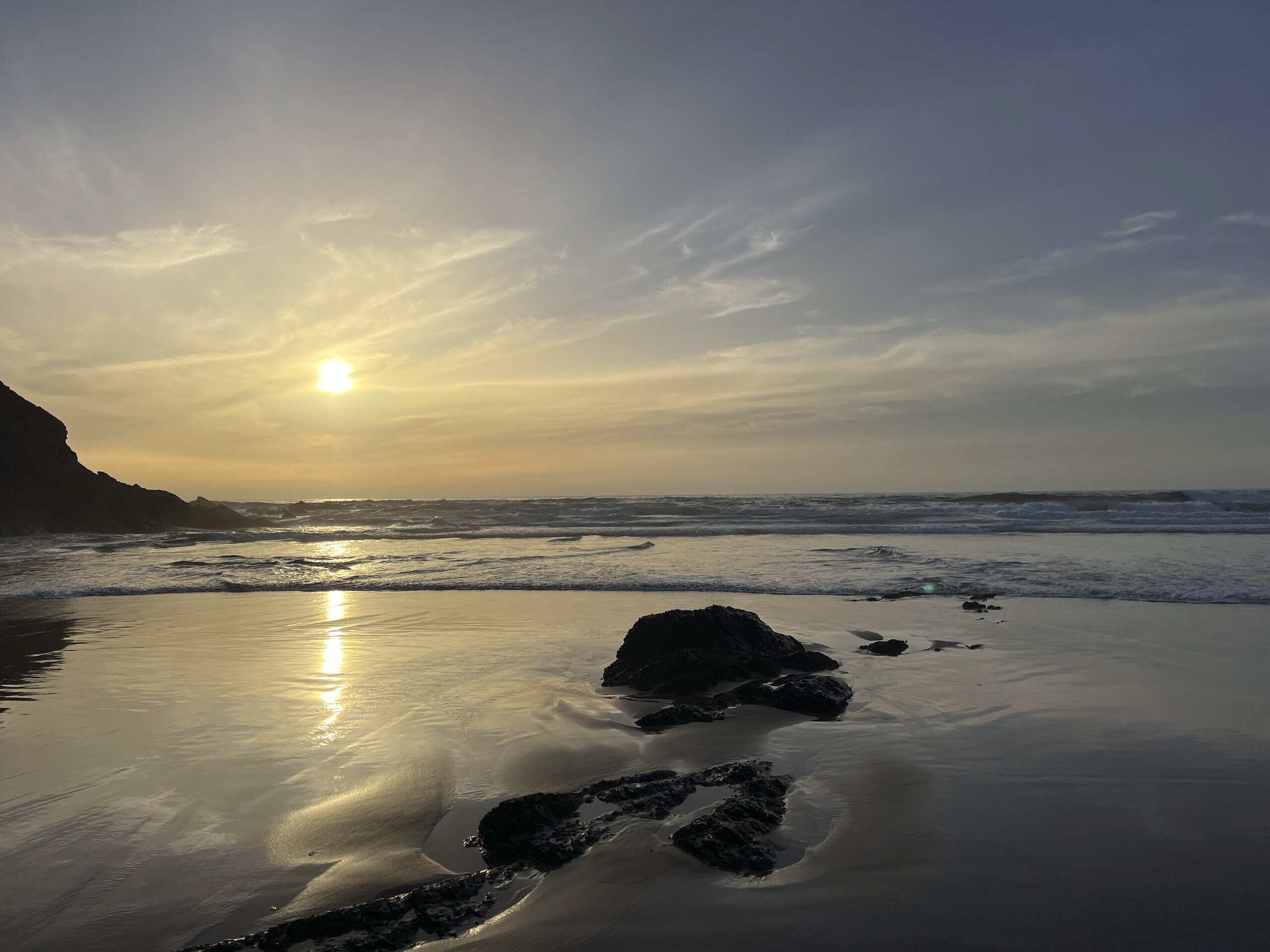De zonsondergang bij zee.